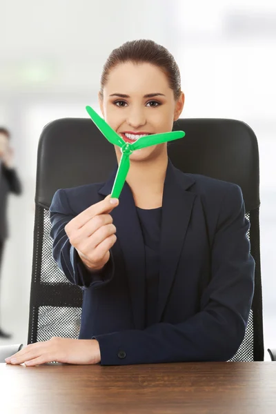 Grön energikoncept. Kvinna med väderkvarn — Stockfoto