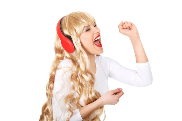 Happy woman singing and listening to the music. — Stock Photo, Image