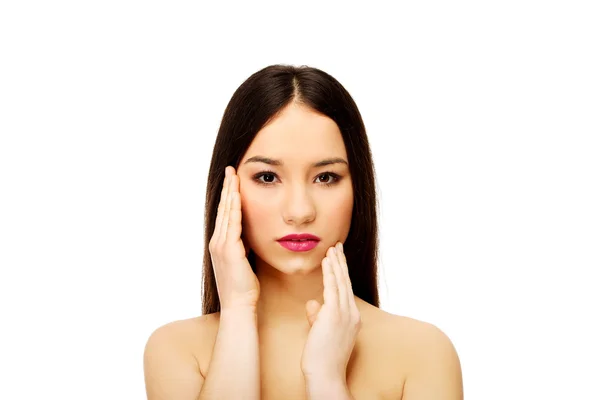 Mulher com maquiagem completa tocando o rosto . — Fotografia de Stock