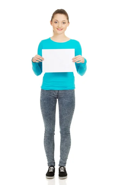 Gelukkig vrouw met blanco boord. — Stockfoto