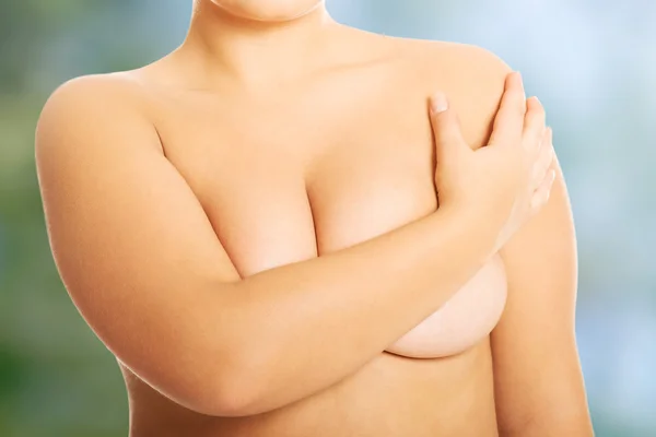 Nadwagę kobieta obejmujące jej piersi — Zdjęcie stockowe