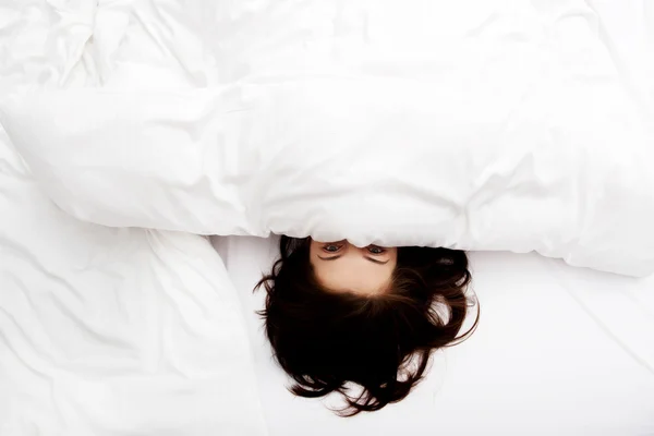 Mujer asustada en la cama. —  Fotos de Stock