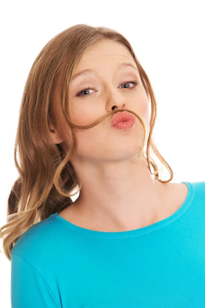 Glückliche junge Frau mit Schnurrbart — Stockfoto