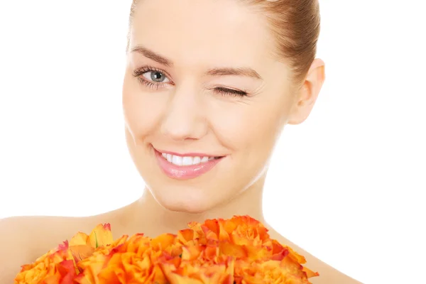 Uśmiechnięta kobieta z świeże róże. — Zdjęcie stockowe