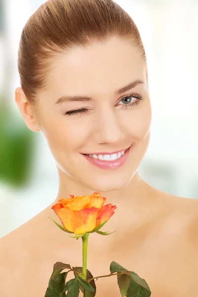 Uśmiechnięta kobieta kurort z różą świeży. — Zdjęcie stockowe