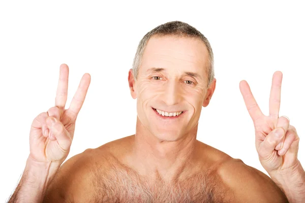 Volwassen shirtless man met overwinning teken — Stockfoto
