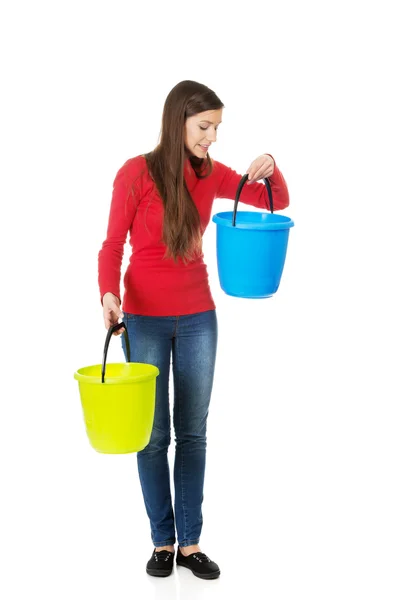 Mulher segurando baldes de plástico vazios . — Fotografia de Stock