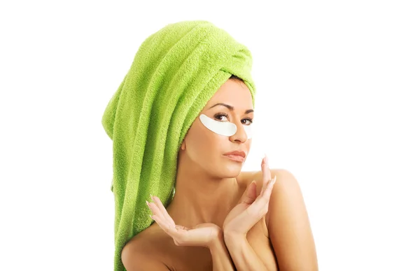 Donna con maschera gel occhi — Foto Stock