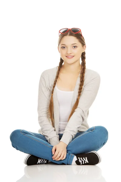 Teen woman sitting wearing sunglasses. — Stock Photo, Image