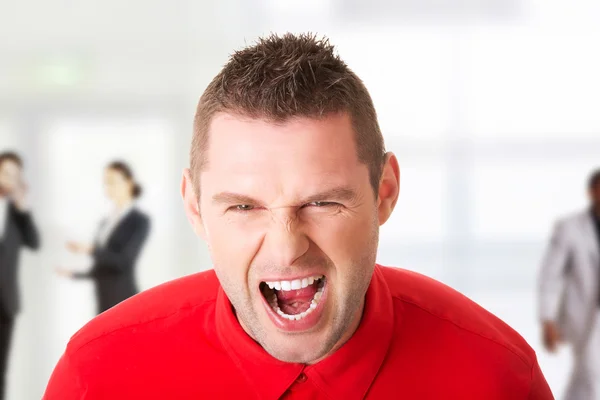 Jovem homem zangado gritando — Fotografia de Stock