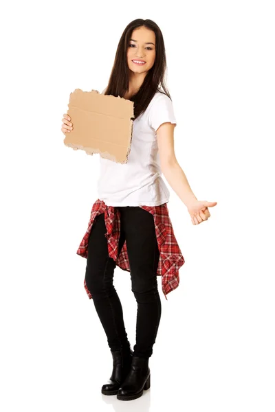 Beautiful young woman hitch hiking. — Stock Photo, Image