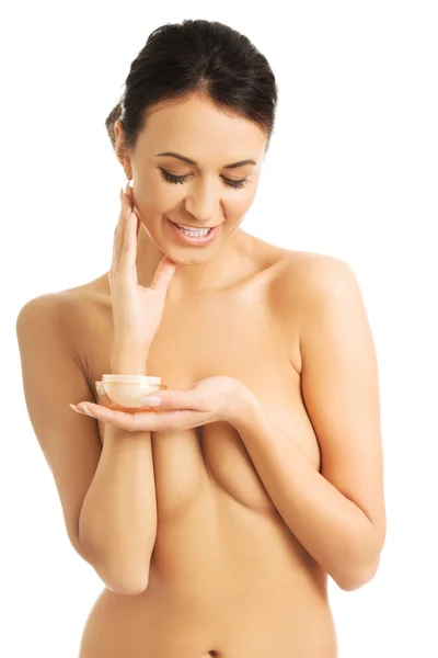 Femme seins nus avec récipient à crème — Photo