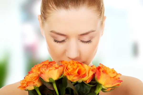 Улыбающаяся женщина со свежими розами . — стоковое фото