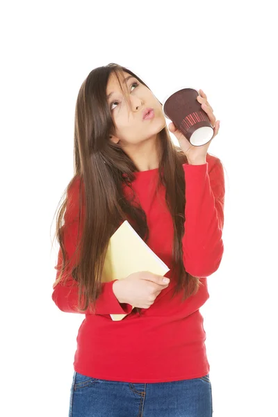 Jeune femme avec café et cahier . — Photo