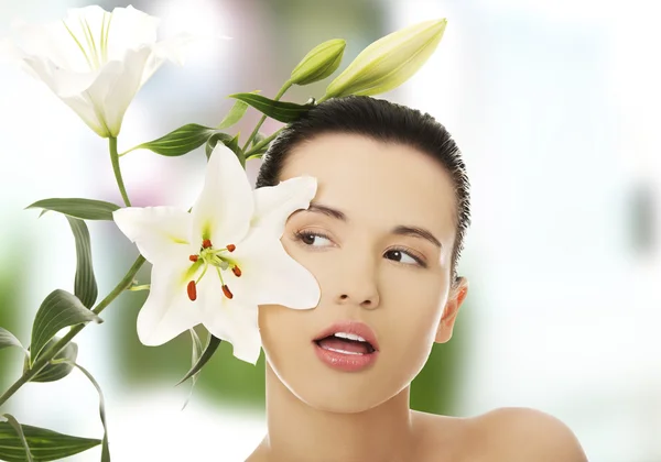 Nő, egészséges bőr és liliom virág — Stock Fotó