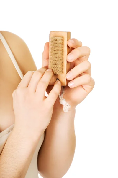 Vrouw haar nagels met borstel schoonmaak. — Stockfoto
