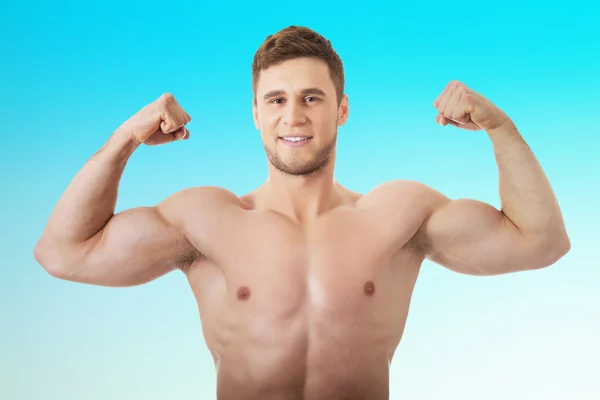 Young athletic man showing his muscles. — Stock Photo, Image