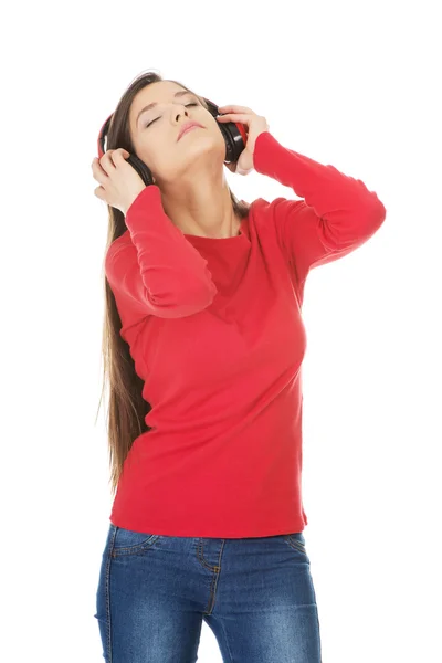 Mujer con auriculares escuchando música. — Foto de Stock