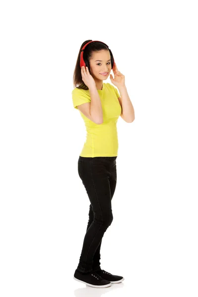 Mujer joven con auriculares escuchando música. — Foto de Stock