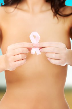 pembe kurdele ile üstsüz kadın.