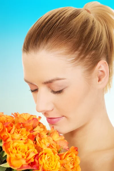 Mulher sorridente com rosas frescas . — Fotografia de Stock