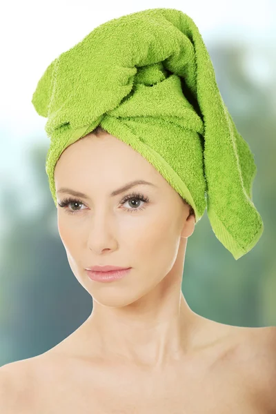 Bellezza donna con asciugamano turbante . — Foto Stock