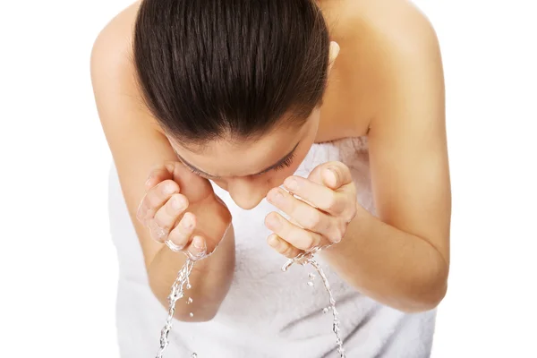 Kvinna tvätta ansiktet ren. — Stockfoto