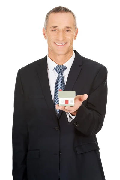 Empresario holding casa modelo — Foto de Stock