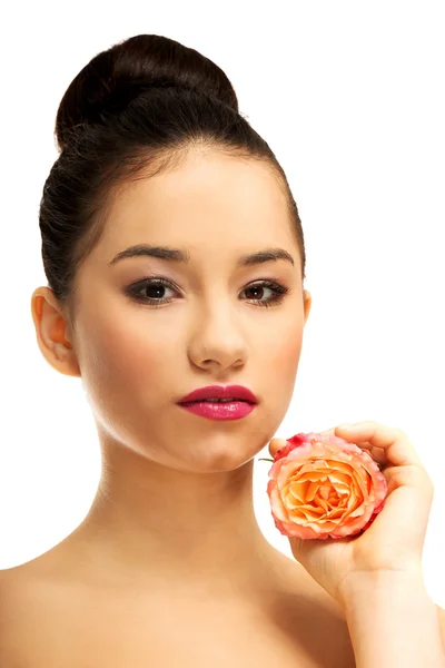 Schöne Frau mit rosa Rose. — Stockfoto