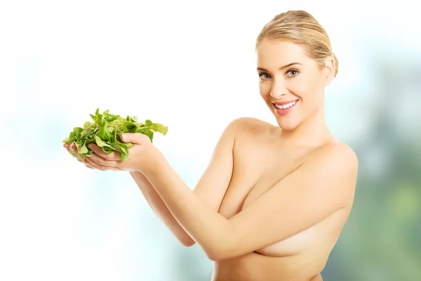 Portrait of happy nude woman holding lettuce — Stock Photo, Image