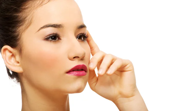 Mujer con maquillaje completo tocando la cara . —  Fotos de Stock