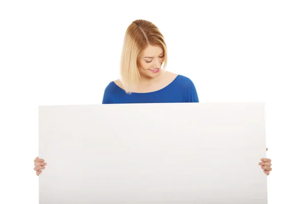 Mulher feliz com placa em branco. — Fotografia de Stock