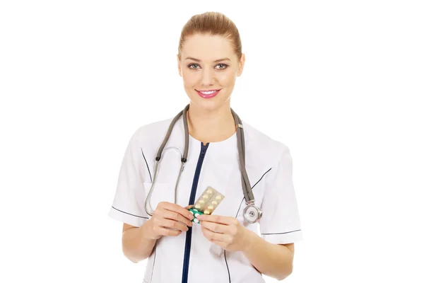 Feminino médico segurando pílulas . — Fotografia de Stock