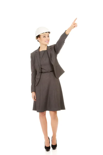 Mujer de negocios en sombrero duro apuntando hacia arriba . —  Fotos de Stock