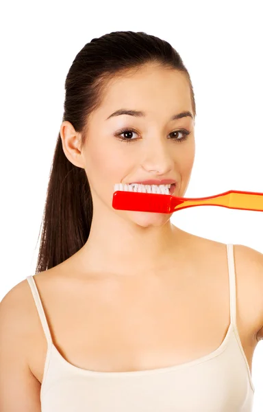 Ung kvinna borsta tänderna. — Stockfoto