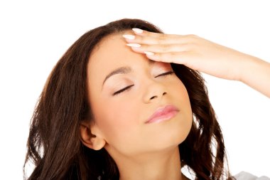 kadın kafa tutan bir baş ağrısı ile.