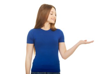 gülümseyen kadın bir şey avuç içinde gösterilen.