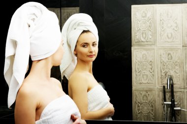 doğal güzel kadın banyoda.