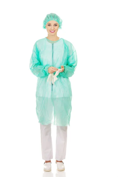 Kvinna läkare bär Medicinska engångshandskar. — Stockfoto