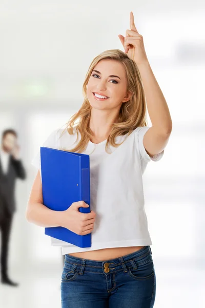 Student woman showing copyspace — Stock Photo, Image