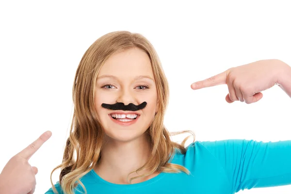 Szczęśliwa młoda kobieta z wąsami — Zdjęcie stockowe