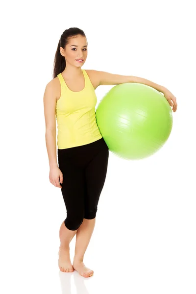 Jeune femme avec Pilates Ball . — Photo