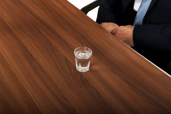 Glas klaren Wodka auf dem Schreibtisch — Stockfoto