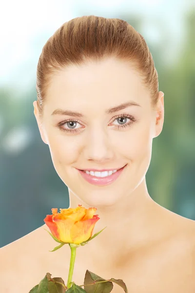 Uśmiechnięta kobieta kurort z różą świeży. — Zdjęcie stockowe