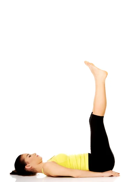 ヨガの練習を彼女の足を持つフィットネス女性. — Stock fotografie
