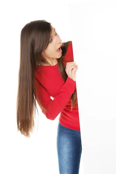 Geschokt vrouw bedrijf leeg banner. — Stockfoto