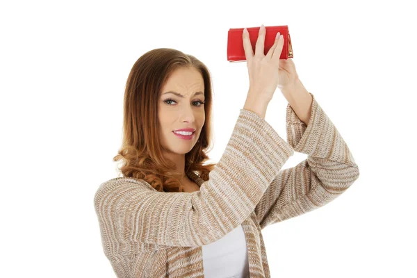 Unglückliche Frau mit leerem Portemonnaie. — Stockfoto