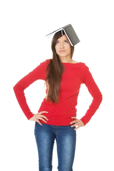 Doordachte student vrouw met haar opmerking op hoofd. — Stockfoto