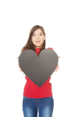 Kalp kağıttan yapılmış olan kadın.