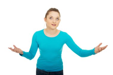 Genç kadın bir şey elele.